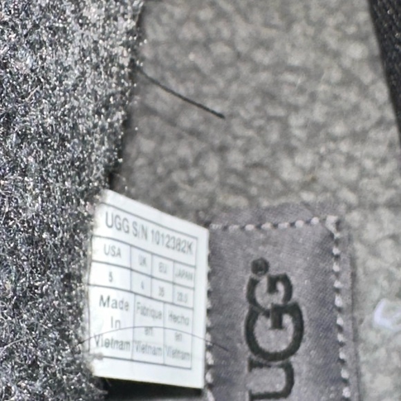Boys Uggs black and gray mint condition. - Picture 5 of 7